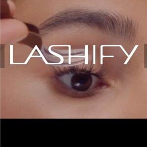 LASHIFY Voluminous Black Lashes